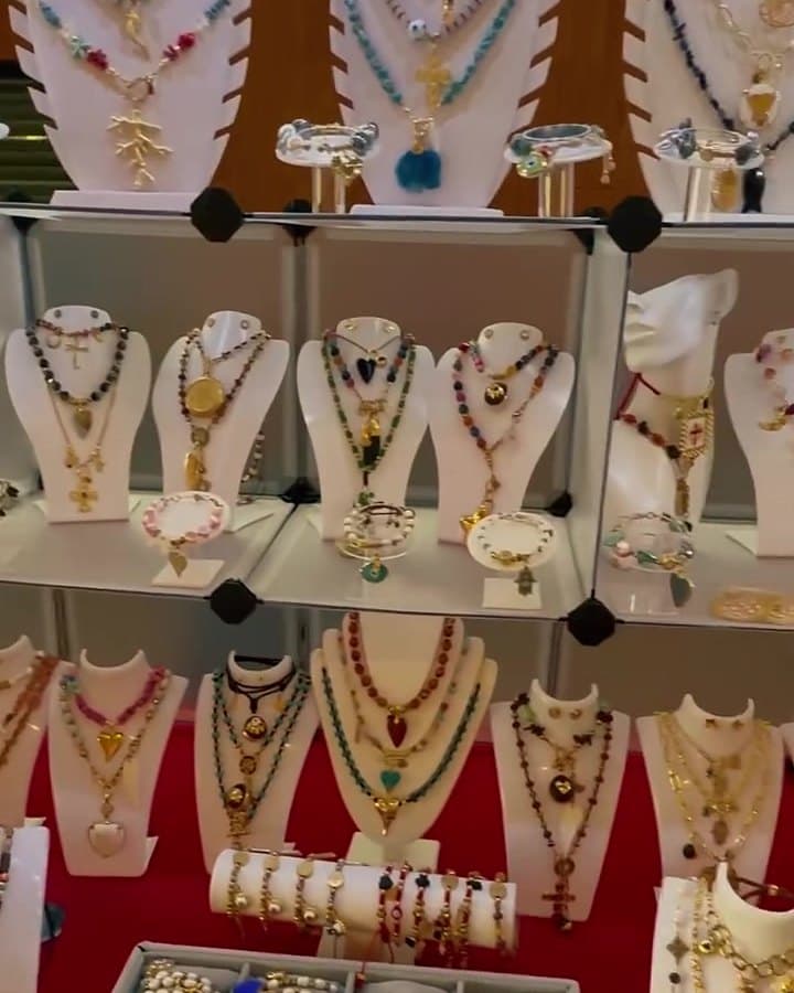 Puesto de joyería artesanal en Mercado CEIBA